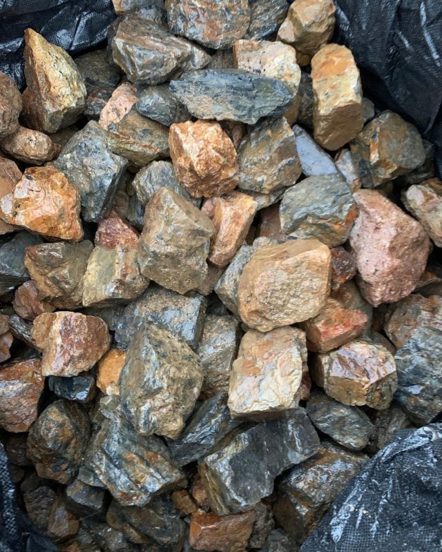 石　まとめ売り チャート石の仕分けと袋詰め - 有限会社 持田竹材店